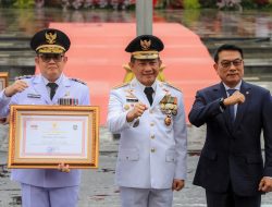 Terima Penghargaan dari Mendagri di Hari Otoda XXVIII, Pj. Gubernur Adhy: Transformasi Digital dalam Reformasi Birokrasi Jadi Kunci Keberhasilan Jatim