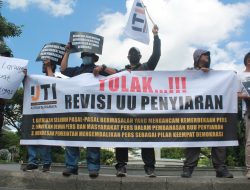 IJTI Surabaya Gelar Aksi Jalan Mundur dan Teaterikal, Tolak Pasal-Pasal Bermasalah RUU Penyiaran