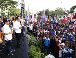 May Day 2024 di Jatim, Pj. Gubernur Adhy Potong Tumpeng dengan Puluhan Ribu Buruh Dan Komitmen Teruskan Usulan ke Pemerintah Pusat