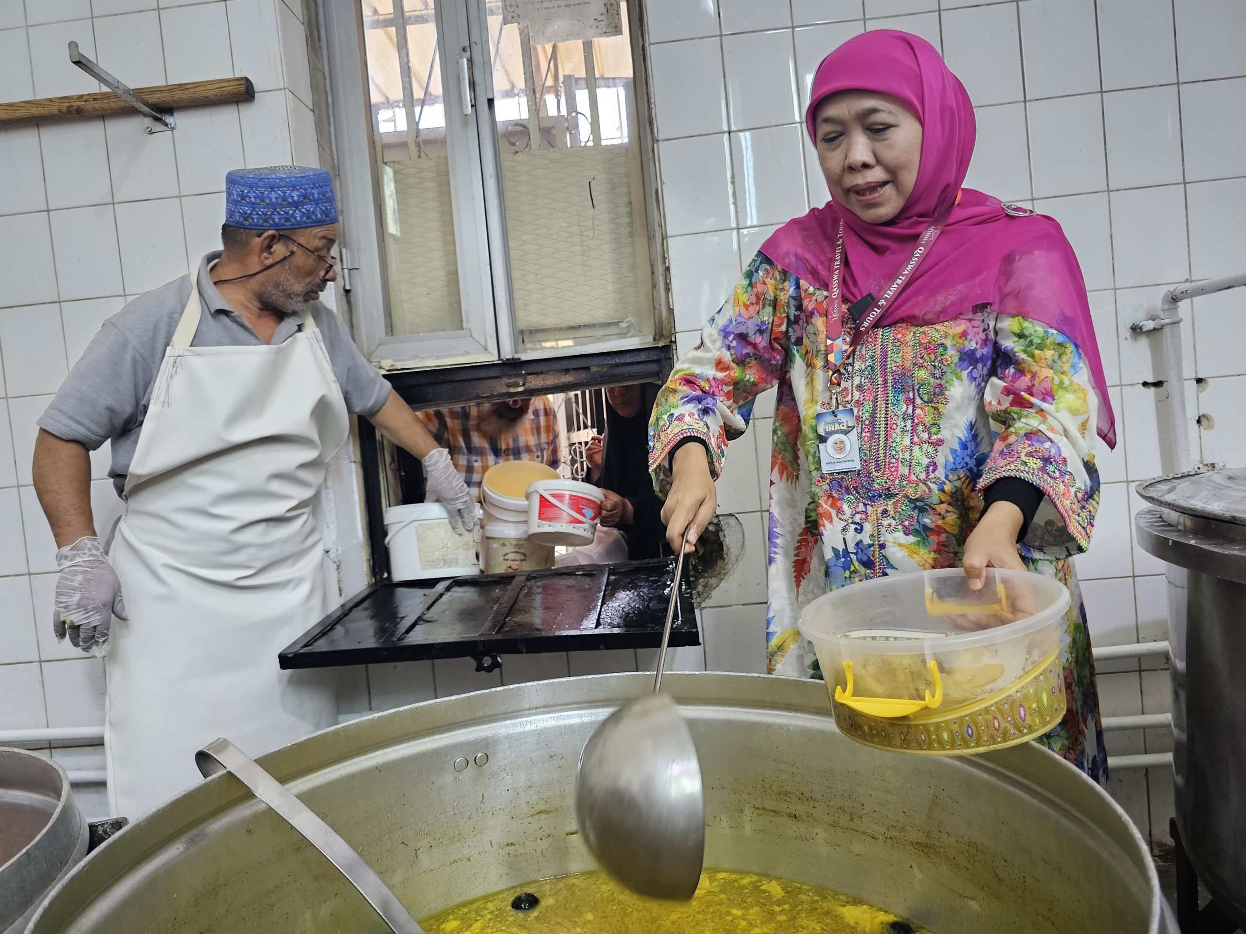 Khofifah menyiapkan makanan yang akan dibagikan
