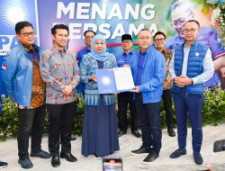 Kembali Duet di Pilkada Jatim 2024, Khofifah-Emil Resmi Kantongi SK Rekom PAN