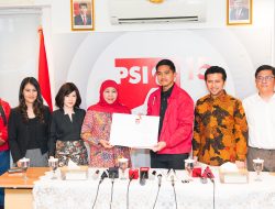 PSI Serahkan SK Pilgub Jatim untuk Khofifah-Emil