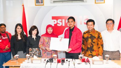 PSI Serahkan SK Pilgub Jatim untuk Khofifah-Emil