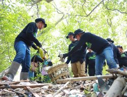Ratusan Pegawai PLN Bersihkan Hutan Mangrove di Tanjung Sedati Peringati Hari Lingkungan Hidup Sedunia