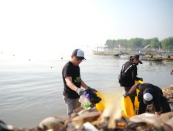 Peringatan Hari Lingkungan Hidup Sedunia, Penggiat Lingkungan Bersama Volunteer PLN UIT JBM Bersihkan Pesisir Pantai Kenjeran