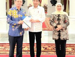 Dampingi Rektor Unair, Khofifah Temui Presiden Jokowi untuk Serahkan Konsep untuk Indonesia Maju 2034