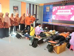 Kolaborasi DWP BPBD Jatim dengan PMI dalam Aksi Donor Darah Diikuti Berbagai Komunitas