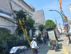 Guna Mendukung Program Pemerintah Kota Surabaya Revitalisasi Kota Lama, PLN Icon Plus Membongkar Kabel Fiber Optik Di Area Kota Lama