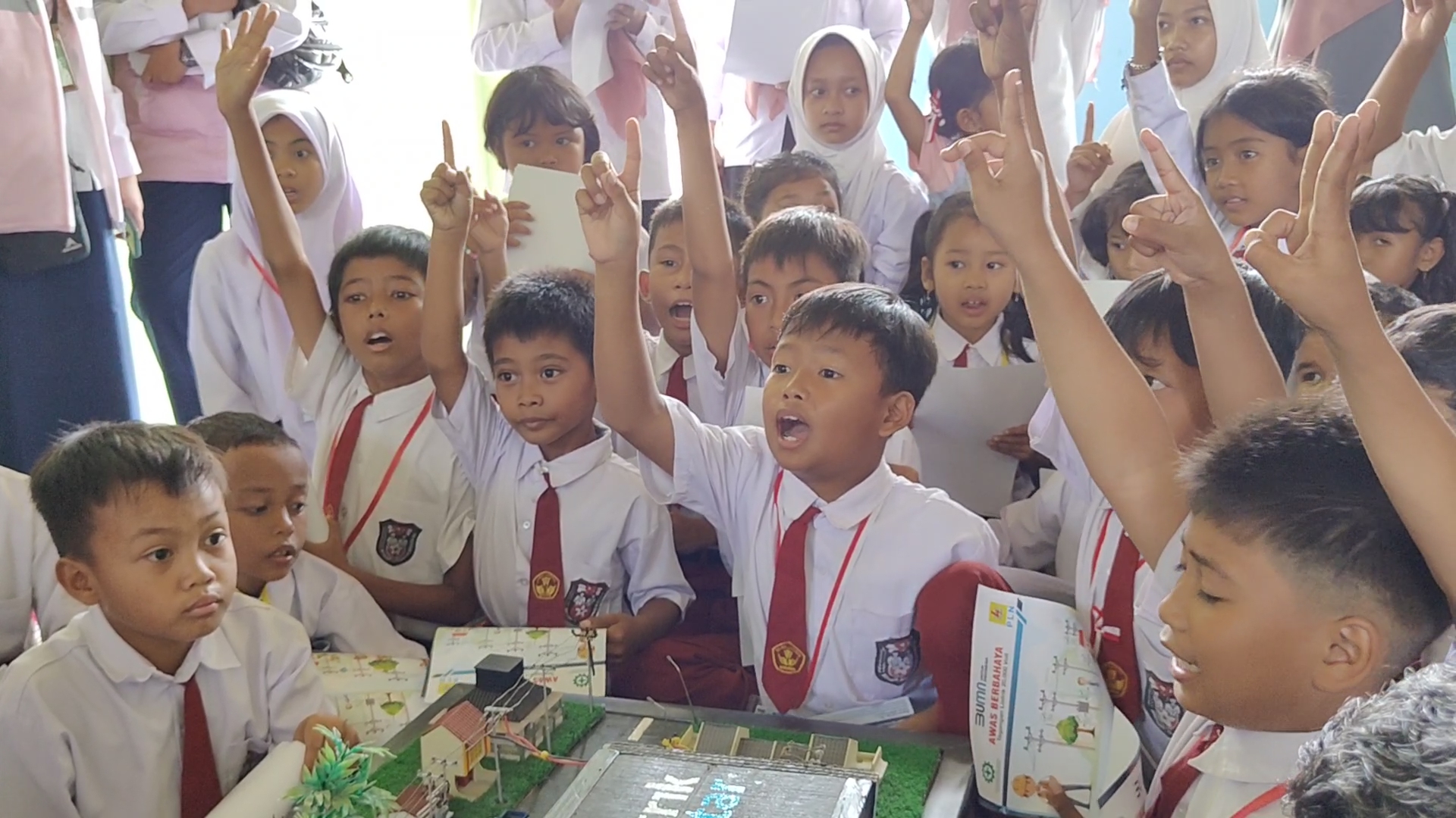 Srikandi PT PLN (Persero) UP3 Mojokerto gelar aksi mengajar di Hari Anak Internasional