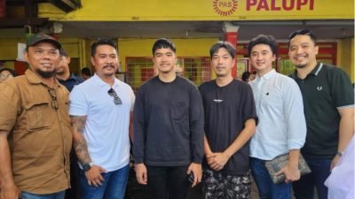 Ketum PSI Kaesang Pangarep (keempat dari kanan) dan Richard Handiwiyanto (kedua dari kanan) bersama kader PSI lainnya saat berada di Bebek Palupi, Rungkut, Surabaya