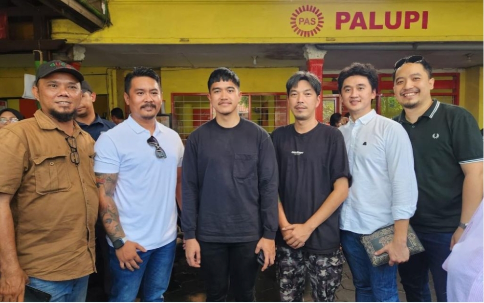 Ketum PSI Kaesang Pangarep (keempat dari kanan) dan Richard Handiwiyanto (kedua dari kanan) bersama kader PSI lainnya saat berada di Bebek Palupi, Rungkut, Surabaya