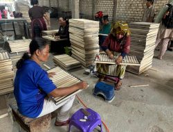 Tingkatkan UMKM Pengrajin Furniture, PLN Salurkan TJSL Untuk Operasional Pekerjaan dan Tawarkan Kemudahan Layanan PLN Mobile