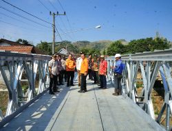 Gerak Cepat Menangani Jembatan Kalidawir yang Terdampak Banjir, Pj Bupati Tulungagung Apresiasi Tim Pemprov Jatim