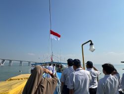 DETIK-DETIK PEMBACAAN PROKLAMASI DI ATAS KAPAL LEGENDA JOKOTOLE, DIIKUTI PULUHAN PELAJAR SMP MUHAMMADIYAH 2 SURABAYA