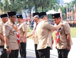 Penghargaan Brevet Kehormatan Brigade Penolong Diberikan Kepada Kalaksa BPBD Jatim di Peringatan Hari Pramuka ke-63