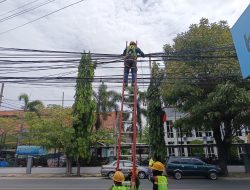 PLN Icon Plus Lakukan Perapihan Kabel FO di Tiang PLN Madiun Kota