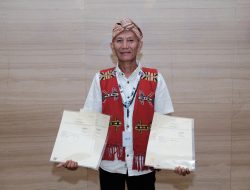 Masyarakat Hukum Adat di Kapuas Hulu Terima Sertipikat dari Menteri AHY