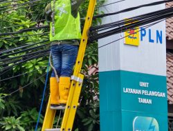 PLN Icon Plus Gelar Giat Perapihan Kabel di Tiang PLN di depan Kantor PLN ULP Taman – Sidoarjo