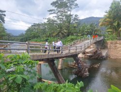 Kalaksa BPBD Jatim Droping Air Bersih dan Tinjau Jembatan Putus Akibat Luapan Banjir di Trenggalek Sebagai Respon di Musim Pancaroba