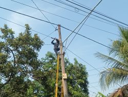 Kolaborasi PLN Icon Plus dan Pemkot Surabaya Lakukan Penataan Kabel di Tiang PLN