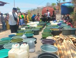BPBD Jatim Distribusikan Air Bersih di Gunung Putri Situbondo Dalam Rangka Hari Santri