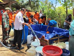 BPBD Jatim Salurkan Air Bersih dan Serahkan Bantuan Logistik untuk Warga Terdampak Kekeringan di Kab Ponorogo