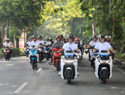 Wujudkan Jatim Menuju NZE 2060, Pj Gubernur Adhy Konvoi Motor Listrik di Kantor PLN Jatim
