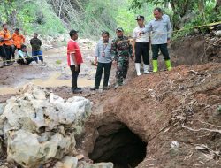 BPBD Jatim Bersama Tim Geofisika ITS Tinjau dan Kaji Fenomena Lubang Penyedot Air Sungai di Kabupaten Blitar