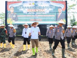 Dukung Terwujudnya Swasembada Pangan Nasional, Pj. Gubernur Adhy Bersama Polda Jatim Tanam Jagung Serentak di Kabupaten Blitar