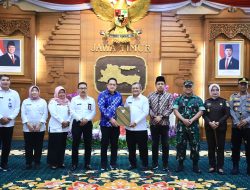 Serahkan SK Perpanjangan Pj. Bupati Sampang, Pj. Gubernur Jatim: Masih Cukup Banyak Pekerjaan Yang Harus Dituntaskan
