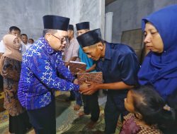 Kunjungi Korban Longsor Denpasar, Pj. Gubernur Jatim Beri Santunan Uang Duka dan Paket Sembako