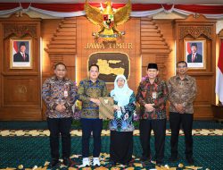 Mencegah Kekosongan Kepemimpinan Kab. Situbondo, Pj. Gubernur Jatim Serahkan SPT Plt. Bupati Situbondo Kepada Khoirani