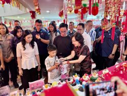Pj. Gubernur Jatim Dampingi Wapres RI Menikmati Kemeriahan Imlek di Pasar Atom Surabaya