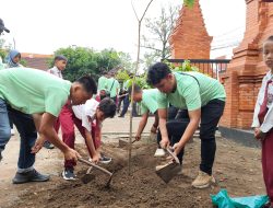 PLN UP3 Mojokerto Bersama SDN Banjaragung 1 Gelar Aksi Tanam Pohon dalam Rangka Bulan K3 Nasional
