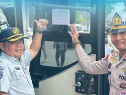 Sosialisasikan Aturan Persiapan Operasional Bus, Jasa Raharja Pasang Sticker Practical Guidance Kerjasama Jasa Raharja dan KNKT di Terminal Caruban