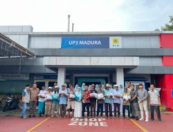 Sambut Ramadhan Penuh Kepedulian, PIKK & Srikandi PLN UP3 Madura Berbagi Sembako untuk Tukang Becak