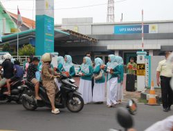Srikandi & PIKK PLN UP3 Madura Bagikan Ratusan Takjil di Bulan Ramadhan