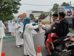 PIKK PLN UP3 Mojokerto bagikan Takjil Gratis di Bulan Ramadhan