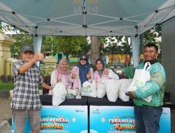 Terangi Berkah Ramadhan, Srikandi PLN UP3 Surabaya Selatan Berbagi Paket Sembako Murah