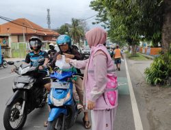 Berbagi Takjil Gratis, Srikandi PLN UP3 Mojokerto Tebar Kebahagiaan di Momentum Ramadhan 1446 H