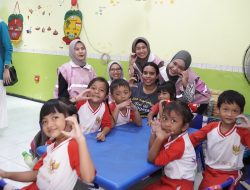 Dukung Pendidikan Anak Prasejahtera di Sekolah Gratis TK untuk Indonesia, Srikandi & PIKK PLN Icon Plus Jatim Berbagi Bantuan Alat Tulis dan Sembako