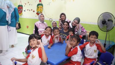 Dukung Pendidikan Anak Prasejahtera di Sekolah Gratis TK untuk Indonesia, Srikandi & PIKK PLN Icon Plus Jatim Berbagi Bantuan Alat Tulis dan Sembako