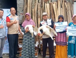 PLN Melalui YBM PLN Serahkan Bantuan Ternak Mentok kepada Kelompok Usaha Cahaya Mentok di Blitar