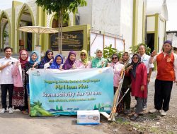 PLN Icon Plus Jatim Lakukan Penanaman Pohon dan Pemberian Alat Kebersihan di Masjid An Nafi’ Surabaya