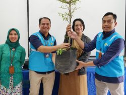 Srikandi PLN lakukan aksi penanaman pohon dalam mendukung net zero emision di Kelurahan Bangkingan Surabaya dalam Rangka Hari Kartini dan Hari Bumi
