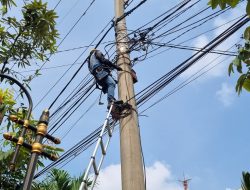 Pastikan Keselamatan Publik, PLN Icon Plus dan ULP Madiun Kota Tertibkan Kabel Fiber Optik