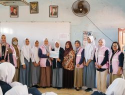 Srikandi bersama YBM berikan beasiswa Cahaya Pintar untuk Siswi Berprestasi dalam Rangka Hari Pendidikan