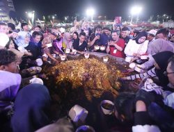 Hadirkan Nuansa Legendaris THR, PLN UID Jatim dan Ribuan Warga Surabaya Turut Meriahkan Festival Rujak Uleg 2025