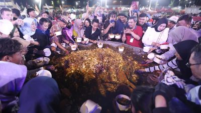 Hadirkan Nuansa Legendaris THR, PLN UID Jatim dan Ribuan Warga Surabaya Turut Meriahkan Festival Rujak Uleg 2025