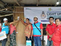 Sambungkan Listrik Gratis, PLN UP3 Surabaya Barat Dukung Pemerataan Akses Listrik Bagi Masyarakat Kurang Mampu